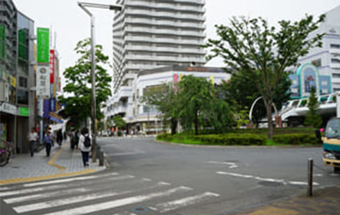 ロータリー左沿いの通りを真っ直ぐ