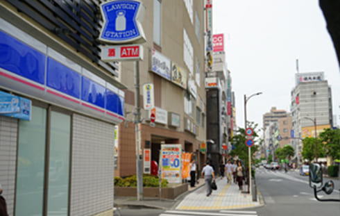 ローソンの奥の道路を左に曲がります