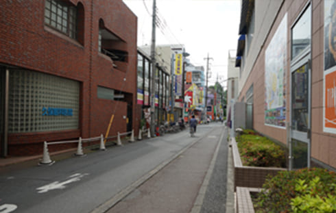 曲がるとすぐ左手に当院が見えます